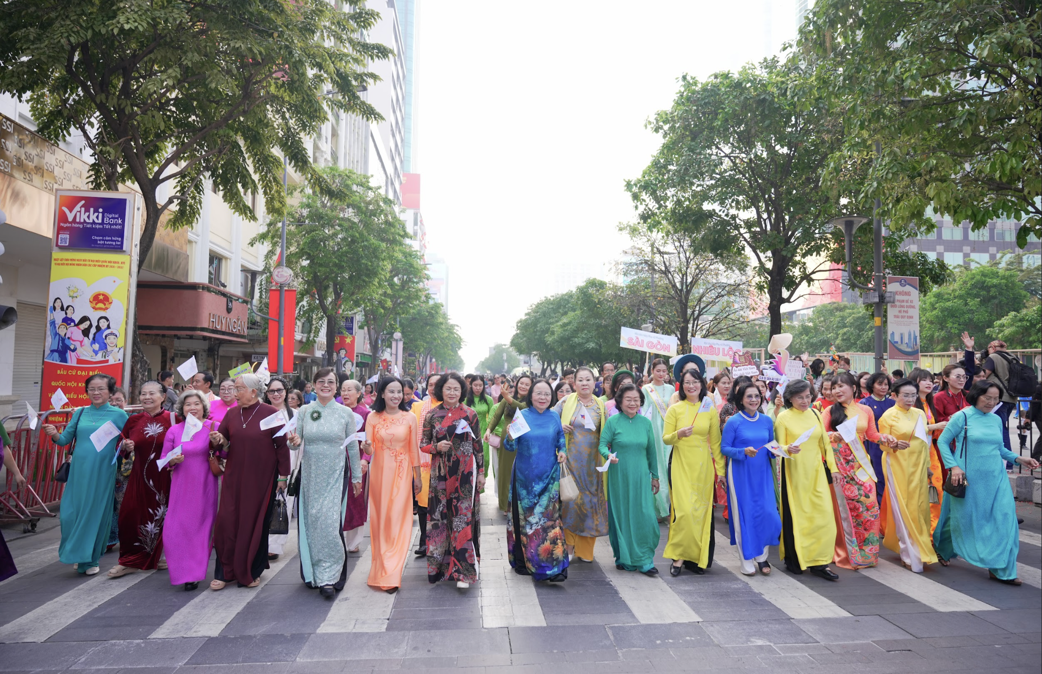 Ho Chi Minh City: Mass performance of Ao Dai (traditional Vietnamese dress) across the city on March 8th - Photo 3. TP.HCM đồng diễn áo dài khắp thành phố ngày 8.3- Ảnh 3.