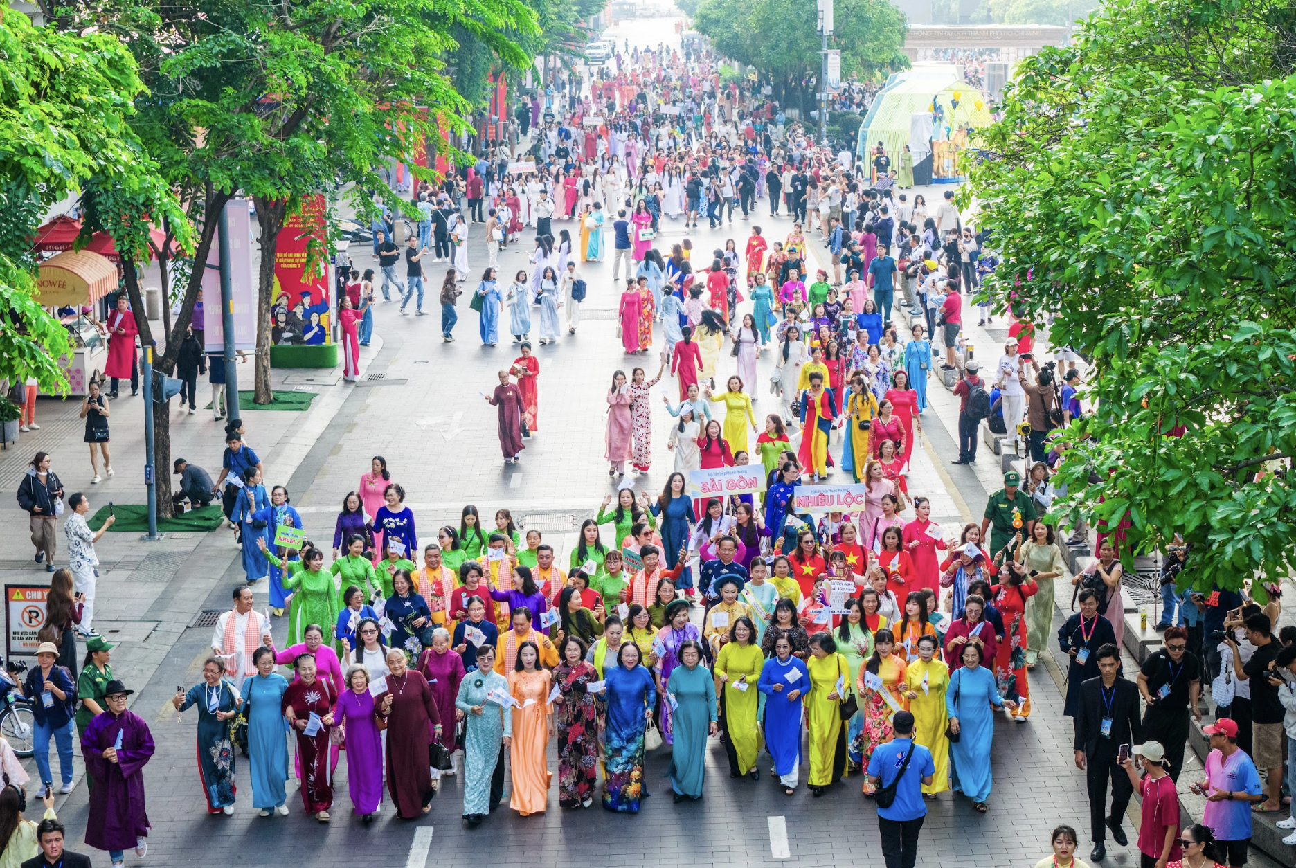 Ho Chi Minh City: Mass performance of Ao Dai (traditional Vietnamese dress) across the city on March 8th - Photo 4. TP.HCM đồng diễn áo dài khắp thành phố ngày 8.3- Ảnh 4.