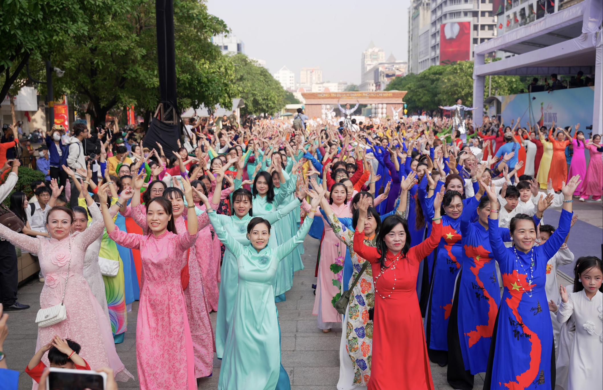 Ho Chi Minh City: Mass performance of Ao Dai (traditional Vietnamese dress) across the city on March 8th - Photo 5. TP.HCM đồng diễn áo dài khắp thành phố ngày 8.3- Ảnh 5.