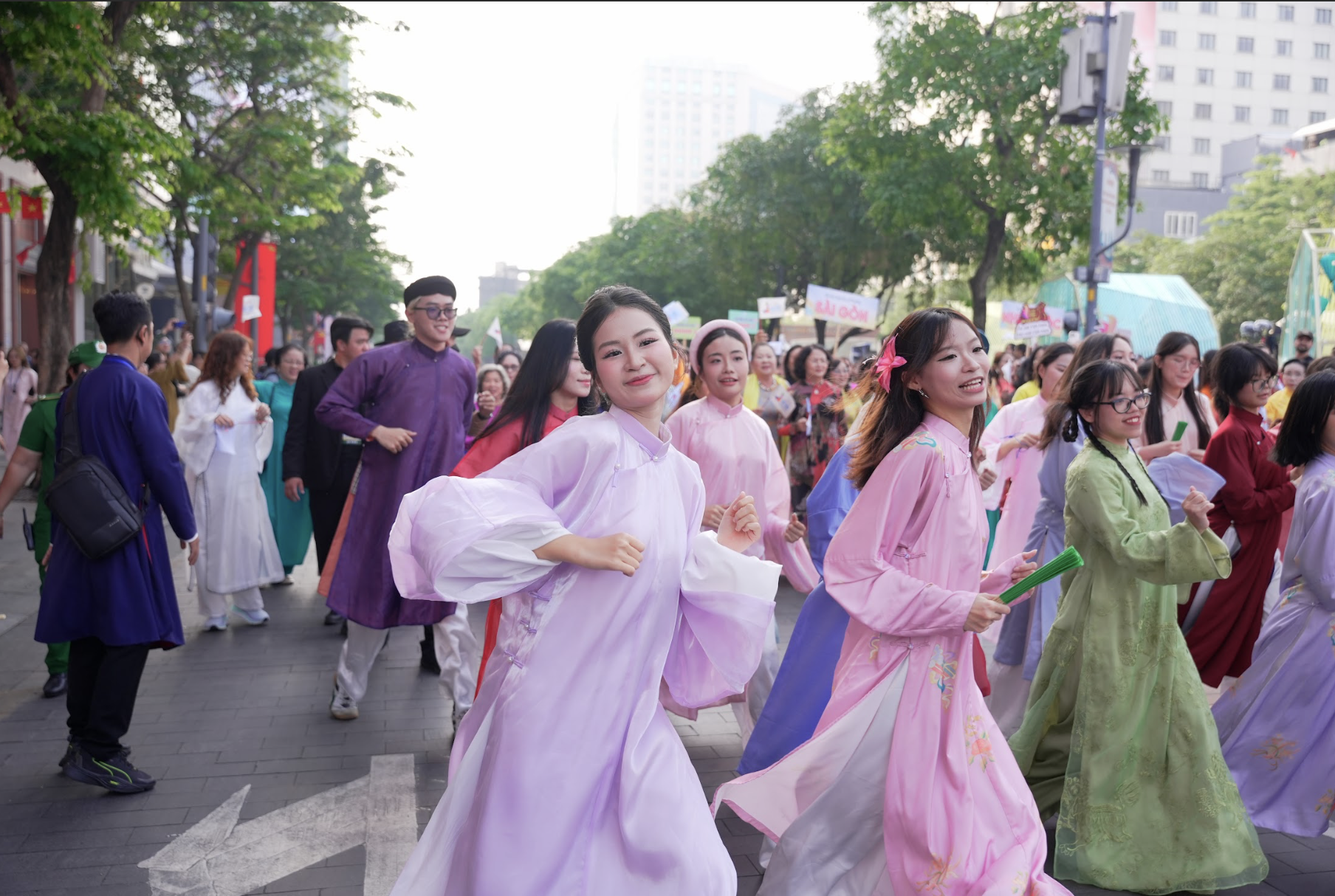 Ho Chi Minh City: Mass performance of Ao Dai (traditional Vietnamese dress) across the city on March 8th - Photo 6. TP.HCM đồng diễn áo dài khắp thành phố ngày 8.3- Ảnh 6.