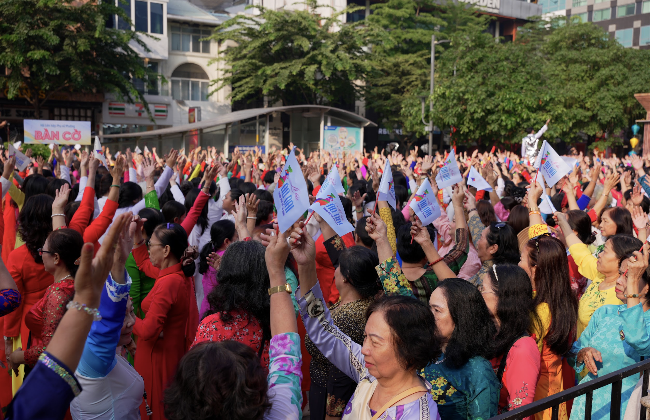 Ho Chi Minh City: Mass performance of Ao Dai (traditional Vietnamese dress) across the city on March 8th - Photo 7. TP.HCM đồng diễn áo dài khắp thành phố ngày 8.3- Ảnh 7.