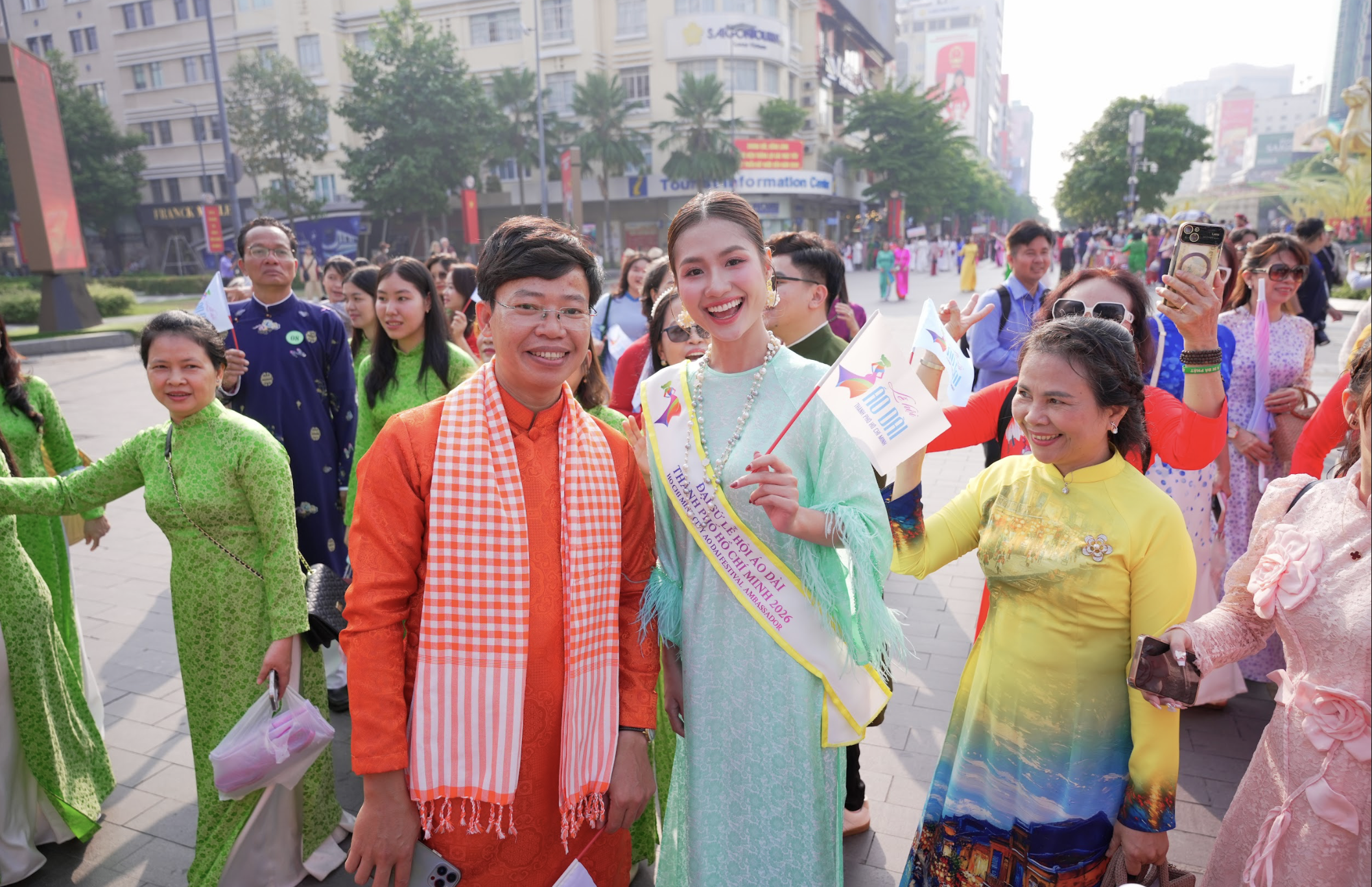 Ho Chi Minh City: Mass performance of Ao Dai (traditional Vietnamese dress) across the city on March 8th - Photo 8. TP.HCM đồng diễn áo dài khắp thành phố ngày 8.3- Ảnh 8.