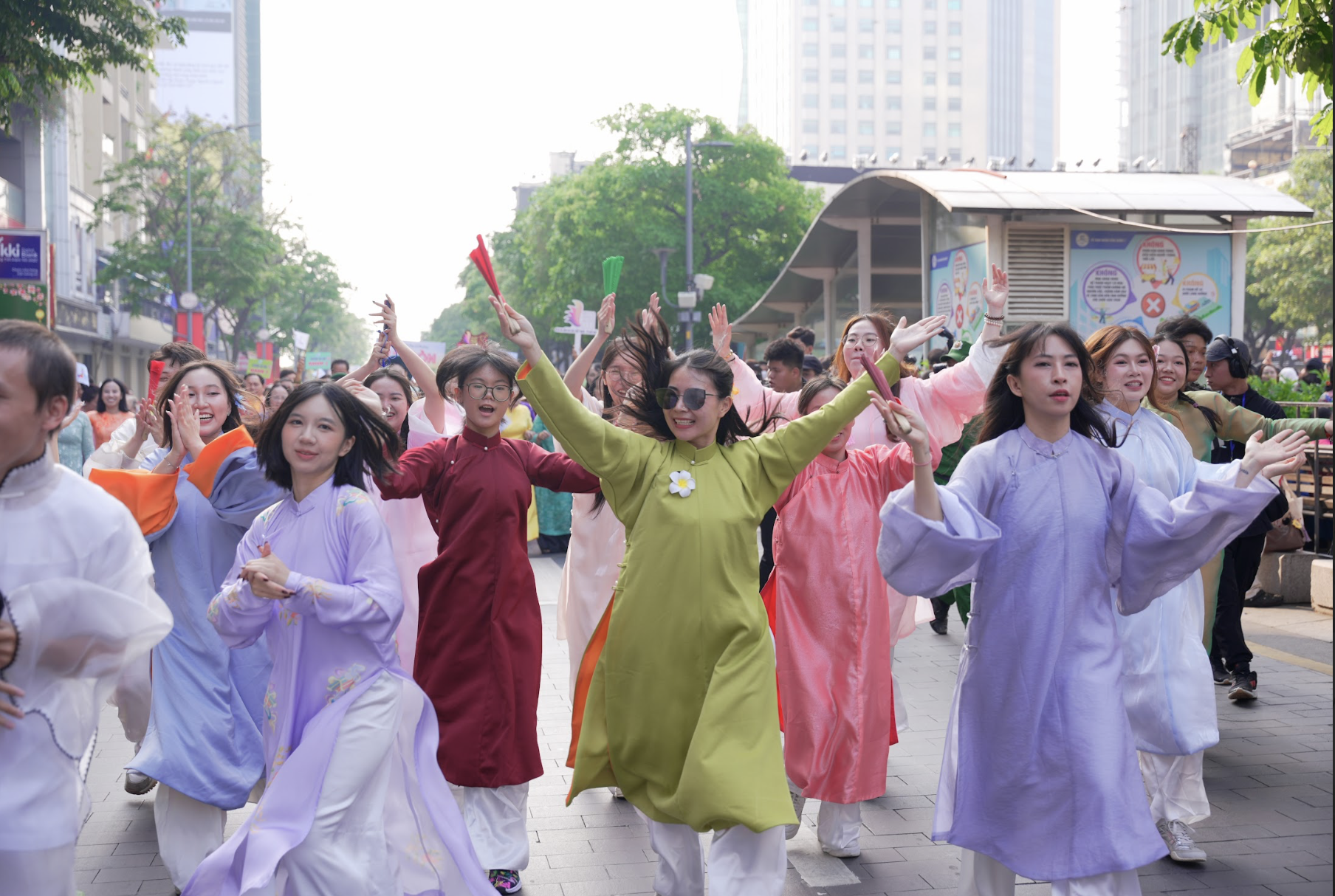 Ho Chi Minh City: Mass performance of Ao Dai (traditional Vietnamese dress) across the city on March 8th - Photo 9. TP.HCM đồng diễn áo dài khắp thành phố ngày 8.3- Ảnh 9.