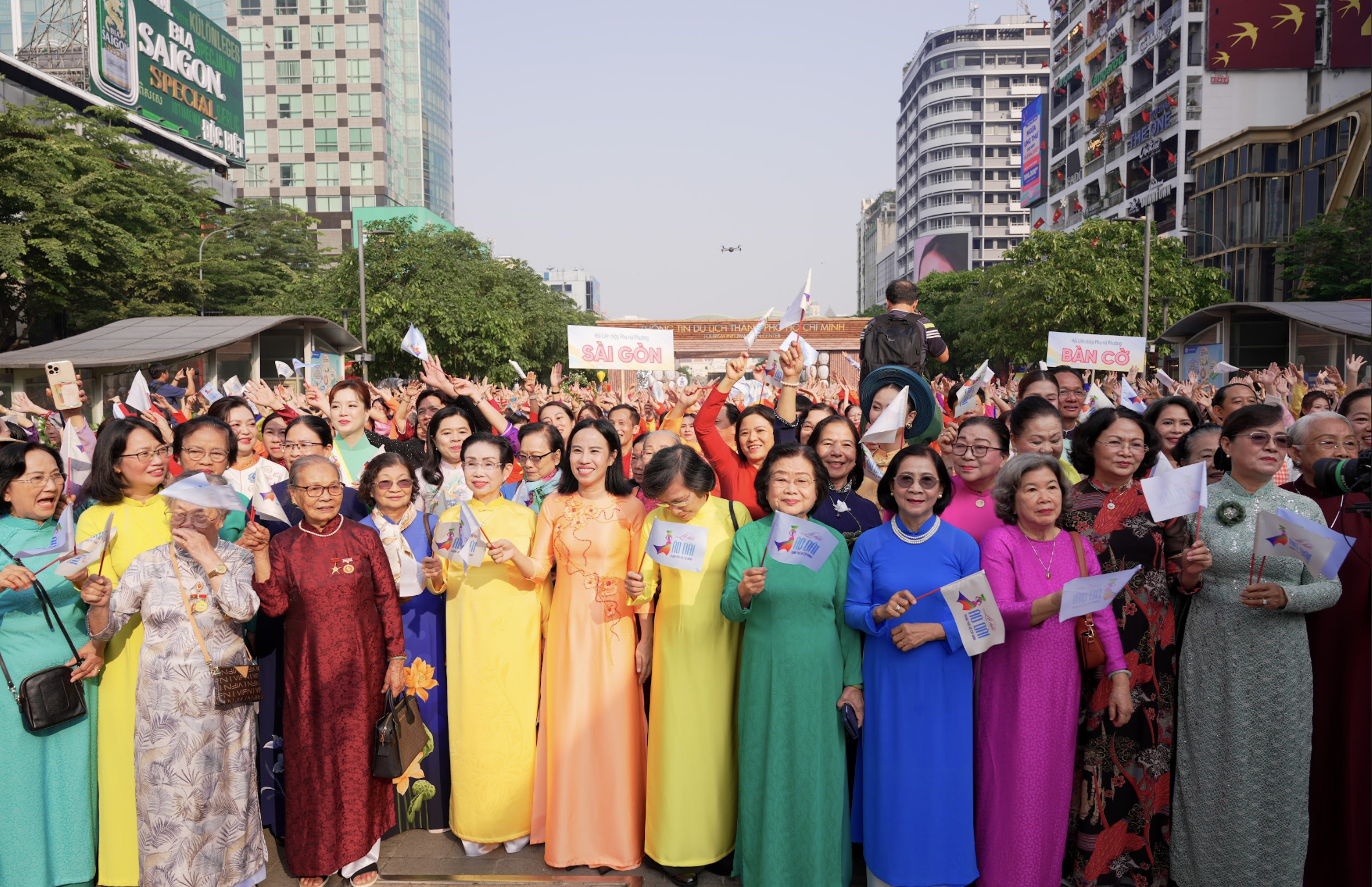 Ho Chi Minh City: Mass performance of Ao Dai (traditional Vietnamese dress) across the city on March 8th - Photo 10. TP.HCM đồng diễn áo dài khắp thành phố ngày 8.3- Ảnh 10.
