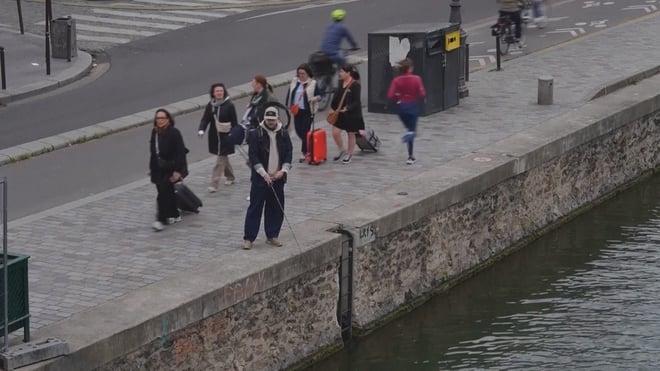 Giới trẻ Paris đổ xô đi “câu cá đường phố”- Ảnh 3.