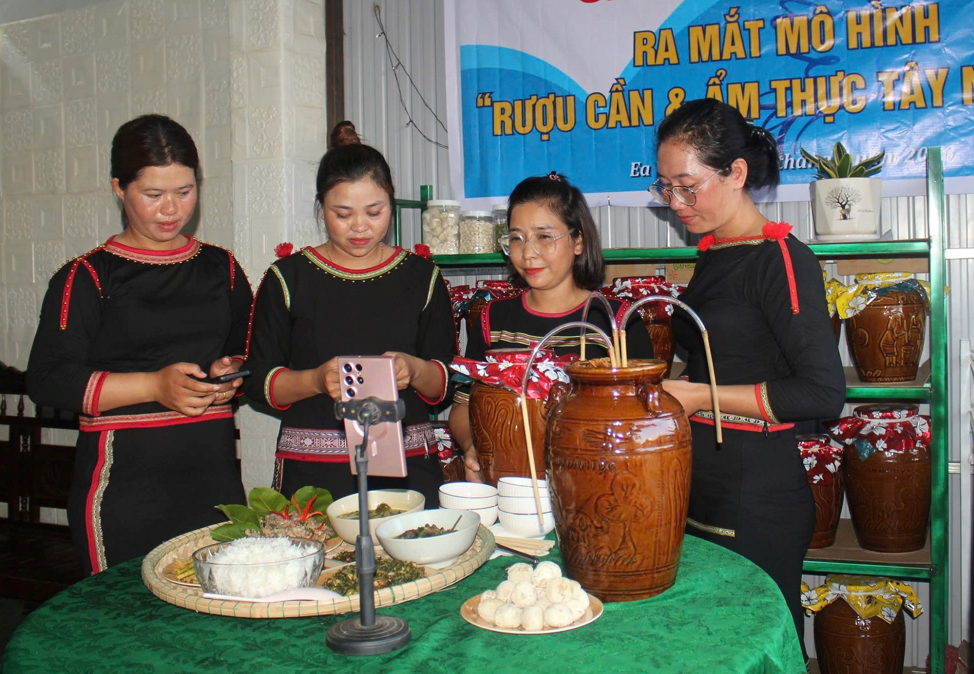 Mô hình khởi nghiệp “Rượu cần và ẩm thực Tây Nguyên” ứng dụng công nghệ số của phụ nữ DTTS xã Ea Wer.jpg