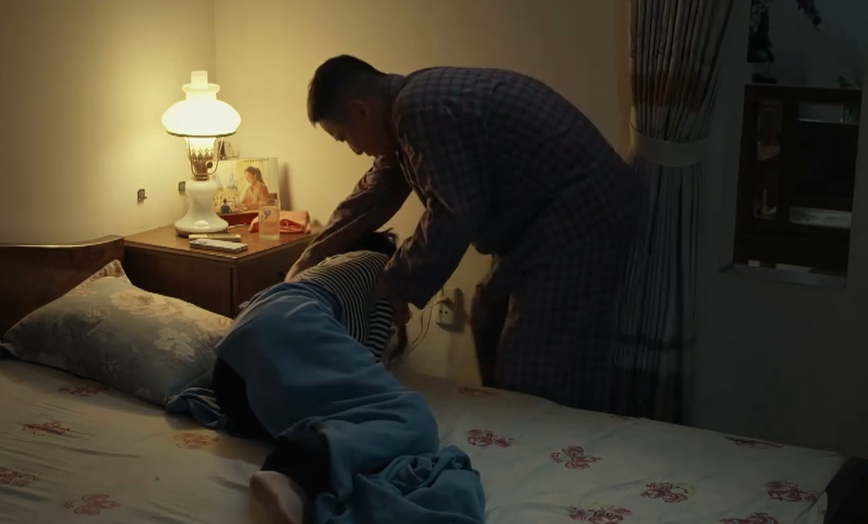 Diệu ( Quỳnh Châu ) đối mặt với sự phản bội từ chồng trong Dưới ô cửa sáng đèn - Ảnh 1.