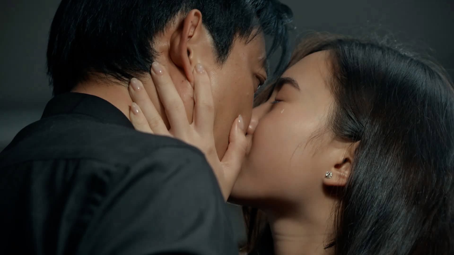 Diệu ( Quỳnh Châu ) đối mặt với sự phản bội từ chồng trong Dưới ô cửa sáng đèn - Ảnh 3.