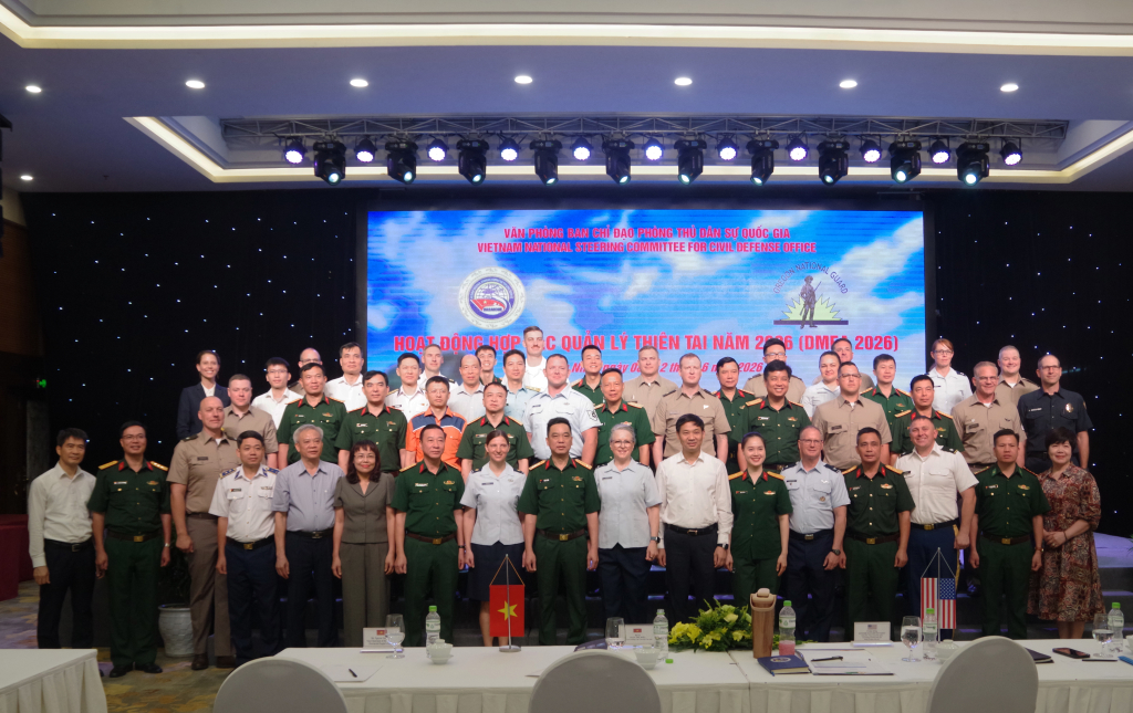 Các đại biểu chụp ảnh lưu niệm tại chương trình.