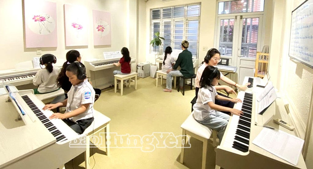 Les privat piano untuk anak-anak di Pusat Musik Thai Binh (Kelurahan Thai Binh).