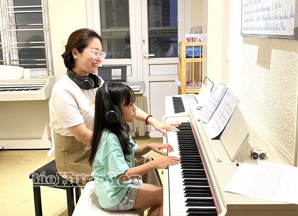 Para guru di Pusat Musik Thai Binh mengajar piano kepada para siswa muda.