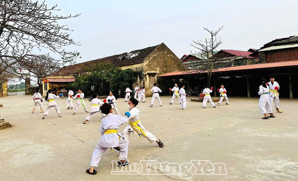 Para siswa mengikuti kelas bela diri di Sekolah Dasar Thu Sy (komune Tan Hung).