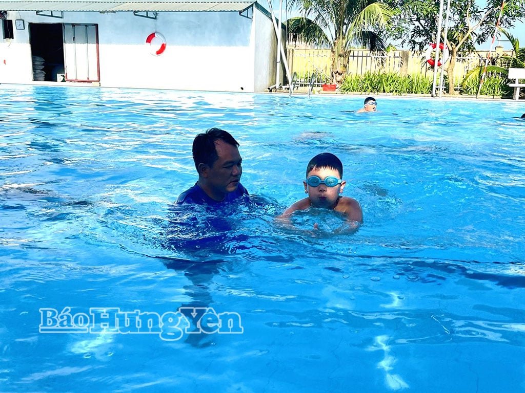 Belajar berenang membantu anak-anak meningkatkan kebugaran fisik mereka dan mengembangkan keterampilan untuk mencegah dan menanggapi insiden tenggelam.