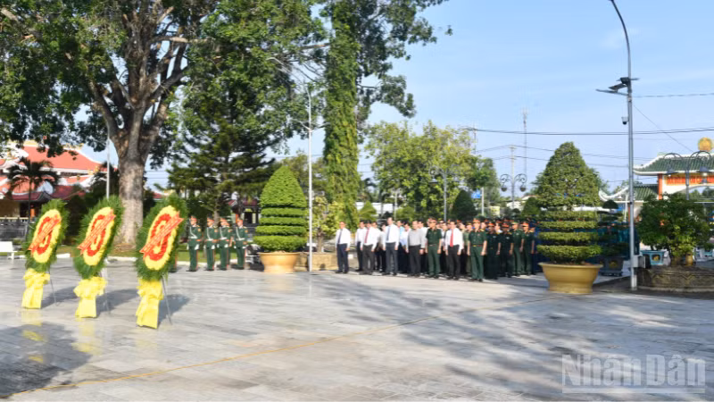 Lãnh đạo Ban Chỉ đạo 515 Quân khu 9, Ban Chỉ đạo 515 thành phố Cần Thơ và các sở, ngành thành phố, địa phương dự lễ dâng hoa, dâng hương. 