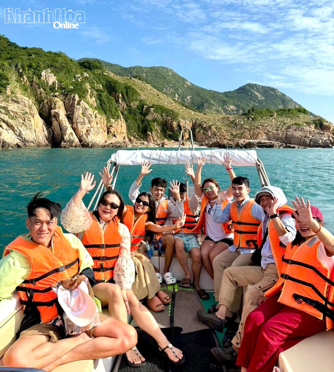 Touristen erkunden die Vinh-Hy-Bucht mit dem Schnellboot. Foto: Thanh Xuan