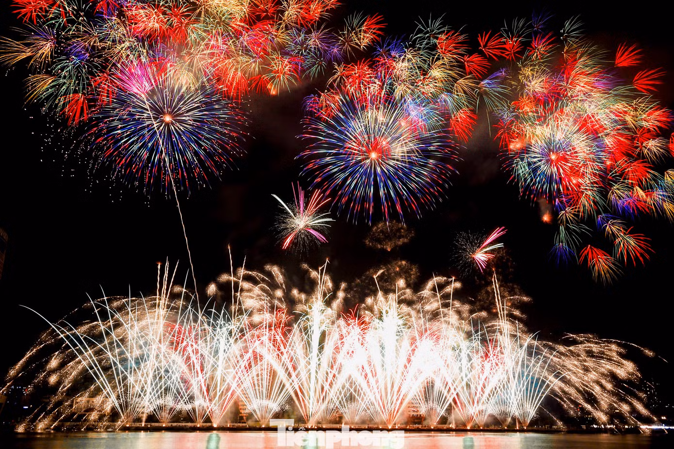 A dramatic light show on the Han River.