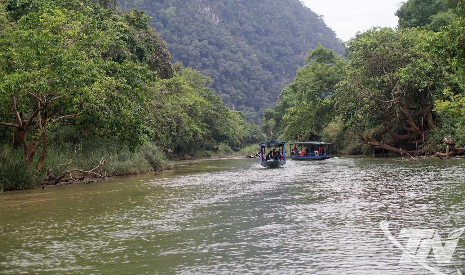 Touristen genießen Bootsfahrten und Sightseeing auf dem Năng-Fluss in der Gegend des Ba Bể-Sees.