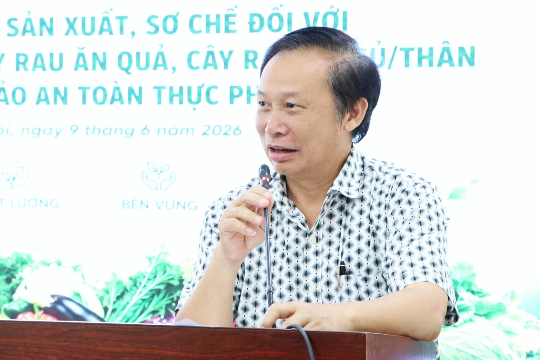 PGS.TS Đặng Văn Đông cho rằng điểm quan trọng nhất của dự thảo là tính nhân văn bởi thực tế sản xuất rau của Việt Nam vẫn chủ yếu dựa vào hàng triệu hộ nông dân quy mô nhỏ. Ảnh: Minh Ngọc.