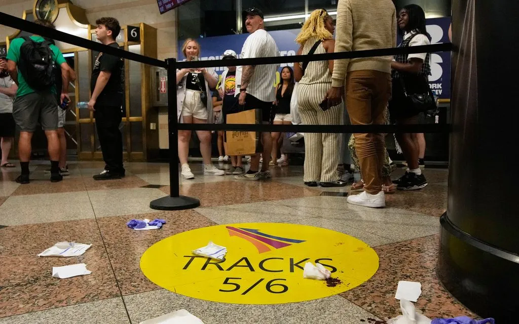 Cảnh sát phong tỏa hiện trường sau vụ đâm dao tại Penn Station ở New York ngày 7/6/2026. (Ảnh: AP)