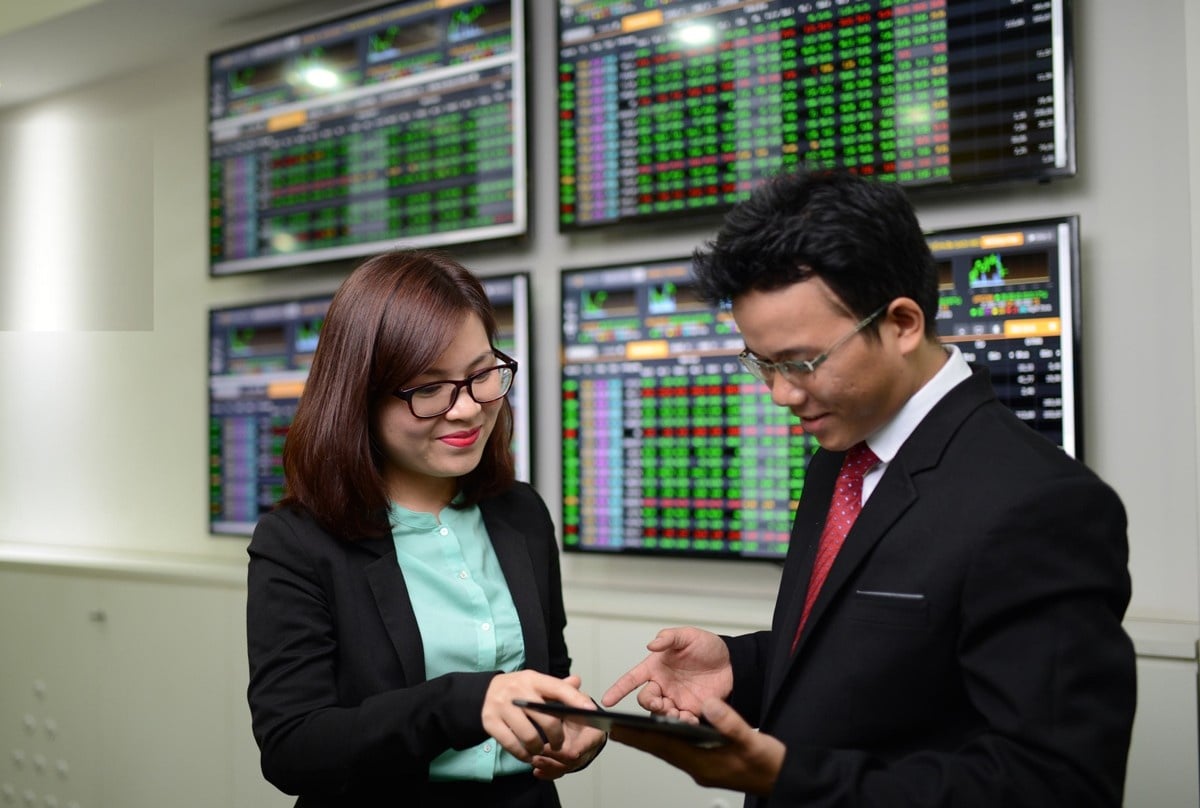 Nhóm cổ phiếu ngân hàng đồng loạt khởi sắc, trở thành động lực chính giúp VN-Index lấy lại sắc xanh sau phiên điều chỉnh mạnh trước đó