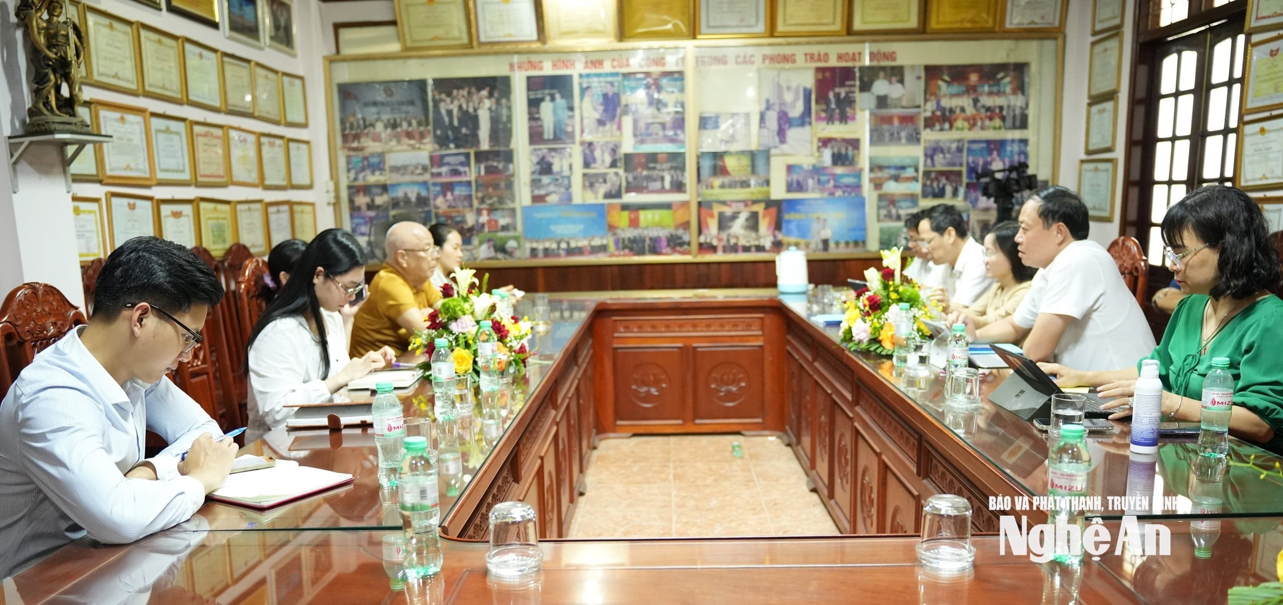 Đoàn khảo sát nghe báo cáo kết quả về phát triển khoa học, công nghệ và đổi mới sáng tạo của Agrimex Nghệ An. Ảnh Nguyễn Toàn