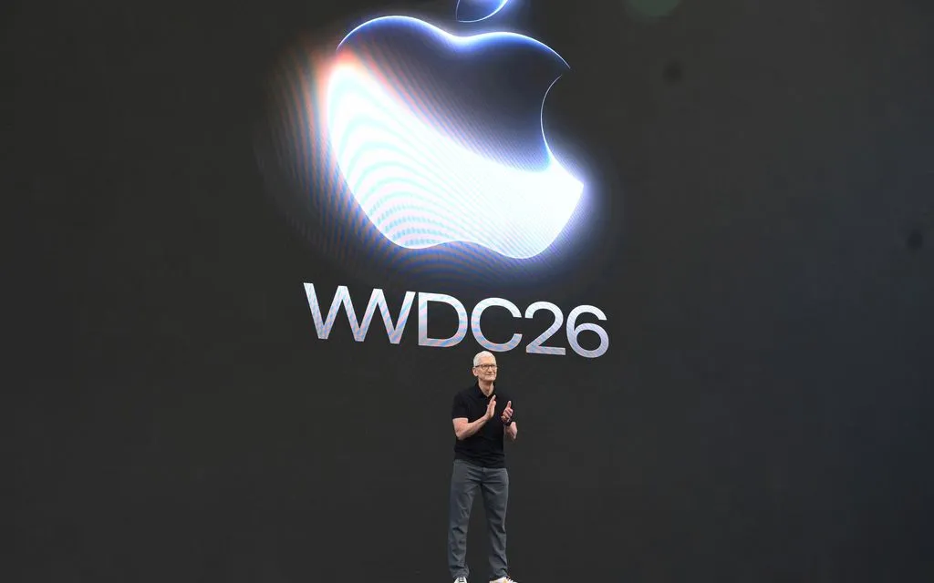 تیم کوک، مدیرعامل اپل، در کنفرانس جهانی توسعهدهندگان WWDC در کوپرتینو، کالیفرنیا، ایالات متحده، ۸ ژوئن ۲۰۲۶ روی صحنه رفت. (عکس: AP) CEO Apple Tim Cook trên sân khấu Hội nghị các nhà phát triển toàn cầu WWDC tại Cupertino, California, Mỹ, ngày 8/6/2026. (Ảnh: AP)