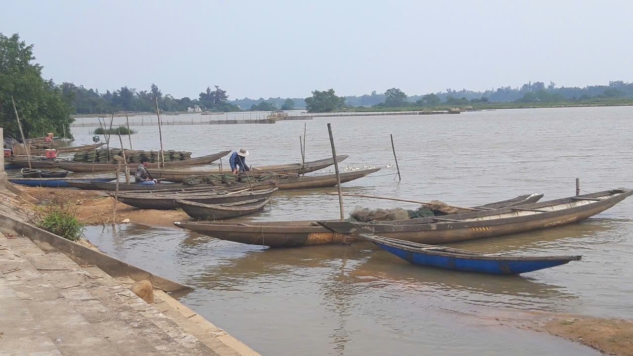 El río Canh Hom fluye a través del pueblo de Bach Loc, comuna de Ben Hai - Foto: P.X.D