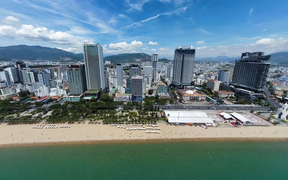 Không chỉ hút khách bằng biển đẹp, Khánh Hòa còn trở thành tâm điểm mùa hè 2026 với chuỗi sự kiện văn hóa, giải trí và thể thao hấp dẫn.