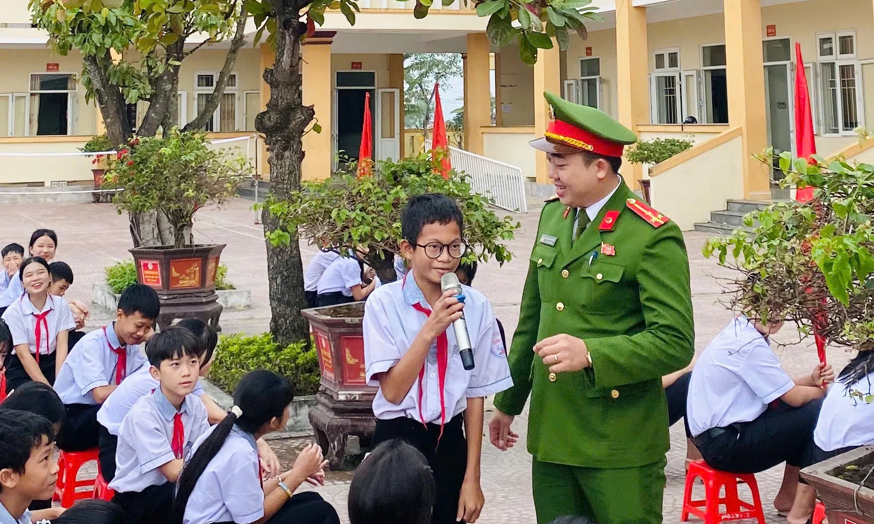 Anh Đặng Văn Trọng tham gia tuyên truyền, phổ biến pháp luật cho học sinh trên địa bàn - Ảnh: C.Minh