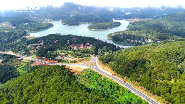 បឹងទុយអានឡាំ ស្ថិតនៅកណ្តាលព្រៃស្រល់ដ៏ធំល្វឹងល្វើយ គឺជាគោលដៅទេសចរណ៍ដែលត្រូវតែទៅទស្សនានៅក្នុងទីក្រុងដាឡាត់។ នៅទីនេះ ខ្យល់អាកាសត្រជាក់ពេញមួយឆ្នាំ។ ដើមឈើ និងបឹងនៅតែមានពណ៌បៃតងខៀវស្រងាត់ពេញមួយឆ្នាំ។ អ្នកដែលចង់នៅជិតធម្មជាតិ រីករាយនឹងភាពស្ងប់ស្ងាត់ និងទទួលបានបទពិសោធន៍អាកាសធាតុត្រជាក់នៃទីក្រុងដាឡាត់ គួរតែមកទីនេះ។