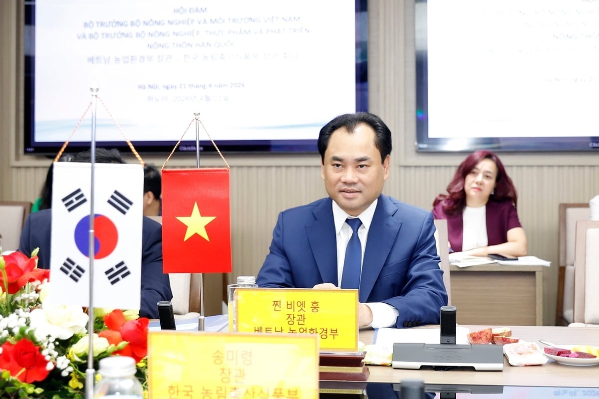 Bộ trưởng Bộ Nông nghiệp và Môi trường Trịnh Việt Hùng tiếp song phương Bộ trưởng Bộ Nông nghiệp, Thực phẩm và Phát triển Nông thôn Hàn Quốc Song Miryung. Ảnh: Khương Trung.