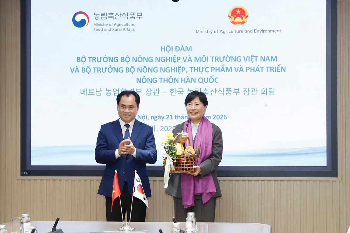 Bộ trưởng Trịnh Việt Hùng tặng các sản phẩm nông nghiệp đặc sắc của Việt Nam tới Bộ trưởng Song Miryung. Ảnh: Khương Trung.