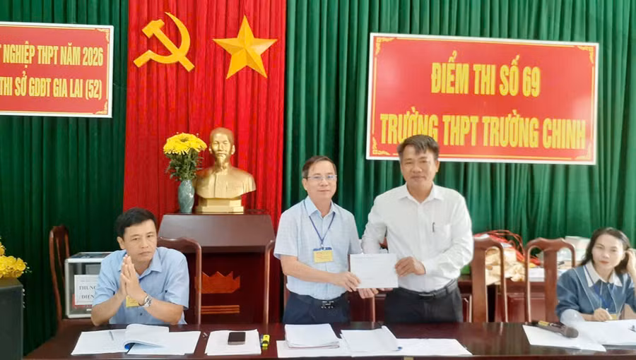 Chư Sê tặng 136 suất quà cho thí sinh có hoàn cảnh khó khăn