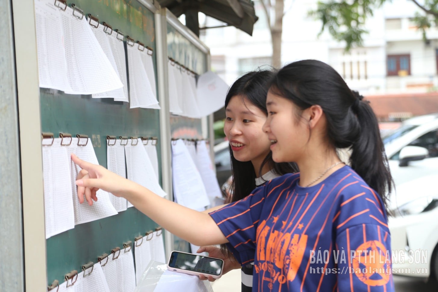 Kandidaten, die die Prüfung an der Viet Bac High School ablegen, können Informationen zu ihrem Prüfungsraum abrufen.