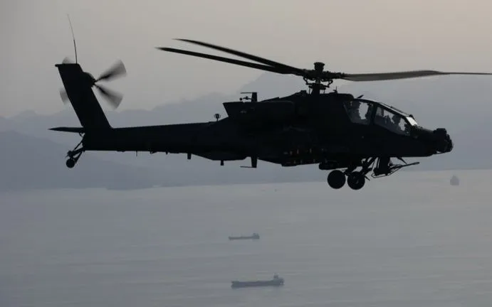 Trực thăng AH-64 Apache của Mỹ đang bay phía trên eo biển Hormuz trong một nhiệm vụ tuần tra (Ảnh: Bộ Tư lệnh Trung ương Mỹ/X)