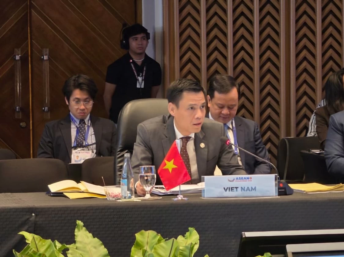 Affirmant avec force le rôle de l'ASEAN et des mécanismes dirigés par l'ASEAN dans la promotion du dialogue. Khẳng định mạnh mẽ vai trò của ASEAN và các cơ chế do ASEAN dẫn dắt trong thúc đẩy đối thoại