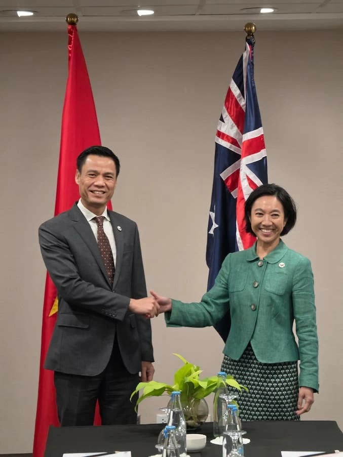 Affirmant avec force le rôle de l'ASEAN et des mécanismes dirigés par l'ASEAN dans la promotion du dialogue. Khẳng định mạnh mẽ vai trò của ASEAN và các cơ chế do ASEAN dẫn dắt trong thúc đẩy đối thoại