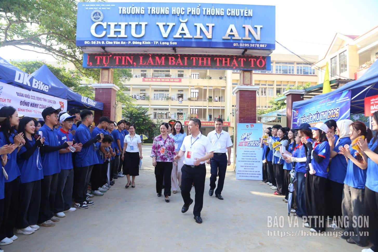 Đoàn công tác đến kiểm tra tại điểm thi Trường THOT chuyên Chu Văn An
