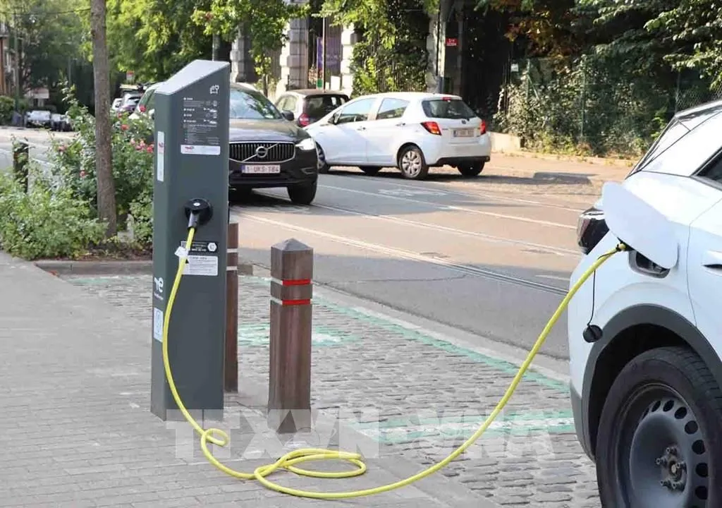 EU tăng tốc xây dựng mạng lưới sạc xe điện - Ảnh 1.