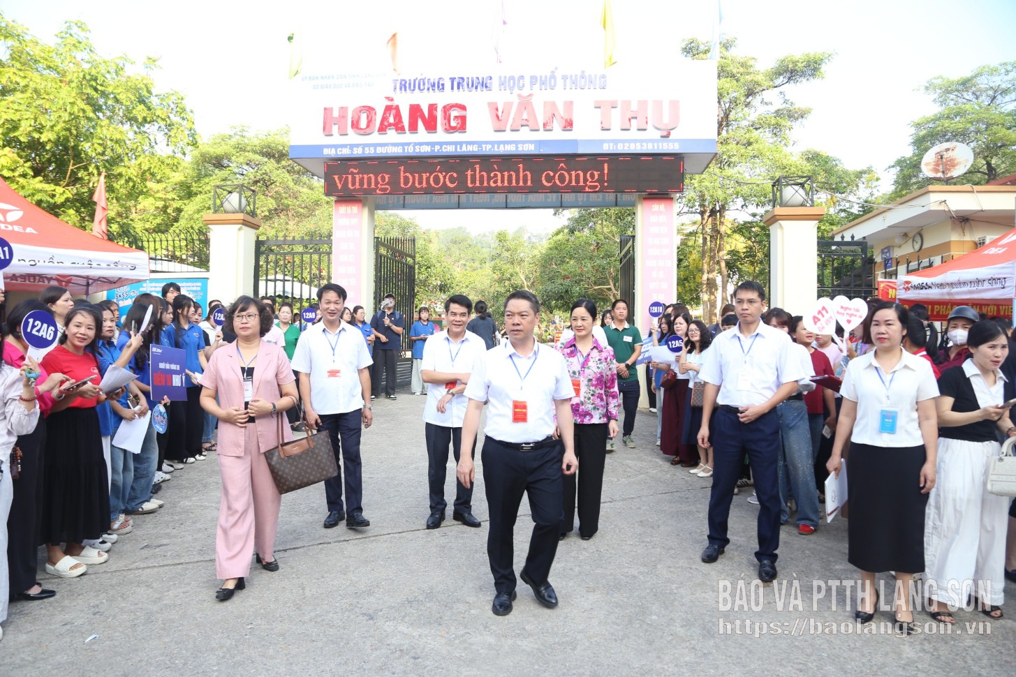 Đồng chí Phó Chủ tịch UBND tỉnh và các thành viên đoàn kiểm tra công tác coi thi tại điểm thi Trường THPT Hoàng Văn Thụ