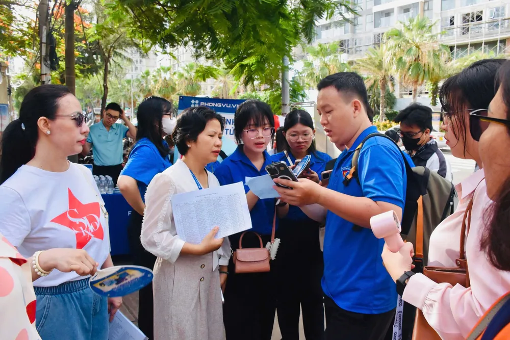 Giây phút căng thẳng của các thầy cô túc trực ngoài điểm thi Trường THPT Vũng Tàu.