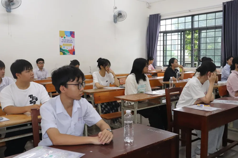 Candidatos que participan en el examen de graduación de bachillerato de 2026 en la junta examinadora de Ciudad Ho Chi Minh.