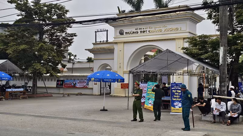 เจ้าหน้าที่กำลังดูแลความปลอดภัยและระเบียบเรียบร้อยภายนอกสถานที่สอบ ณ โรงเรียนมัธยมปลายกวางซวง 1 จังหวัดแทงฮวา