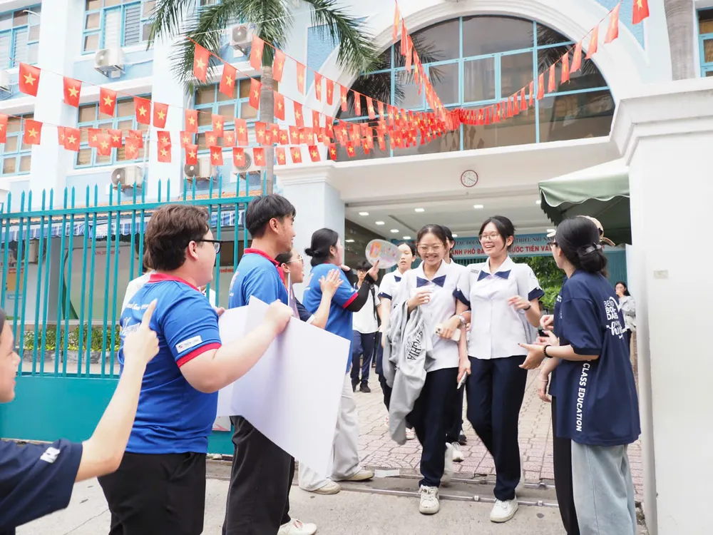 Thí sinh phấn khởi sau giờ làm bài thi môn Toán tại điểm thi THCS Trần Văn Ơn (phường Tân Định). Ảnh: THU TÂM.