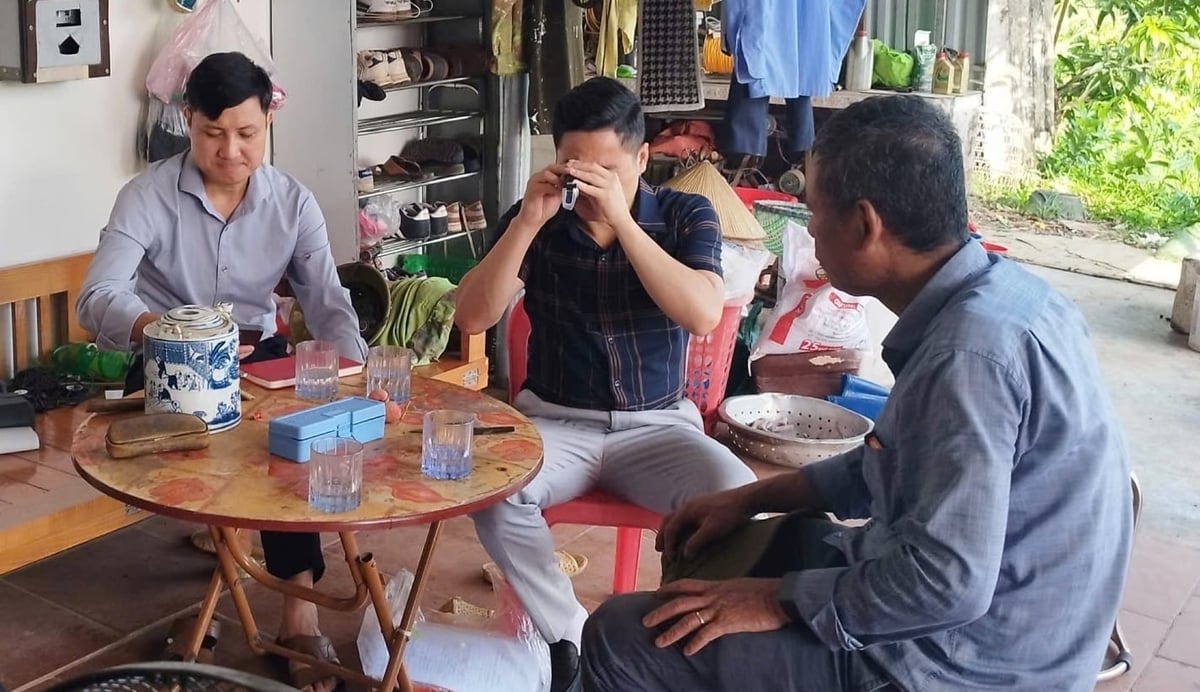 Ông Đỗ Văn Tuân (giữa) - chuyên viên Chi cục Trồng trọt và BVTV Bắc Ninh kiểm tra độ Brix (hàm lượng đường) trong quả vải. Ảnh: Phạm Minh.