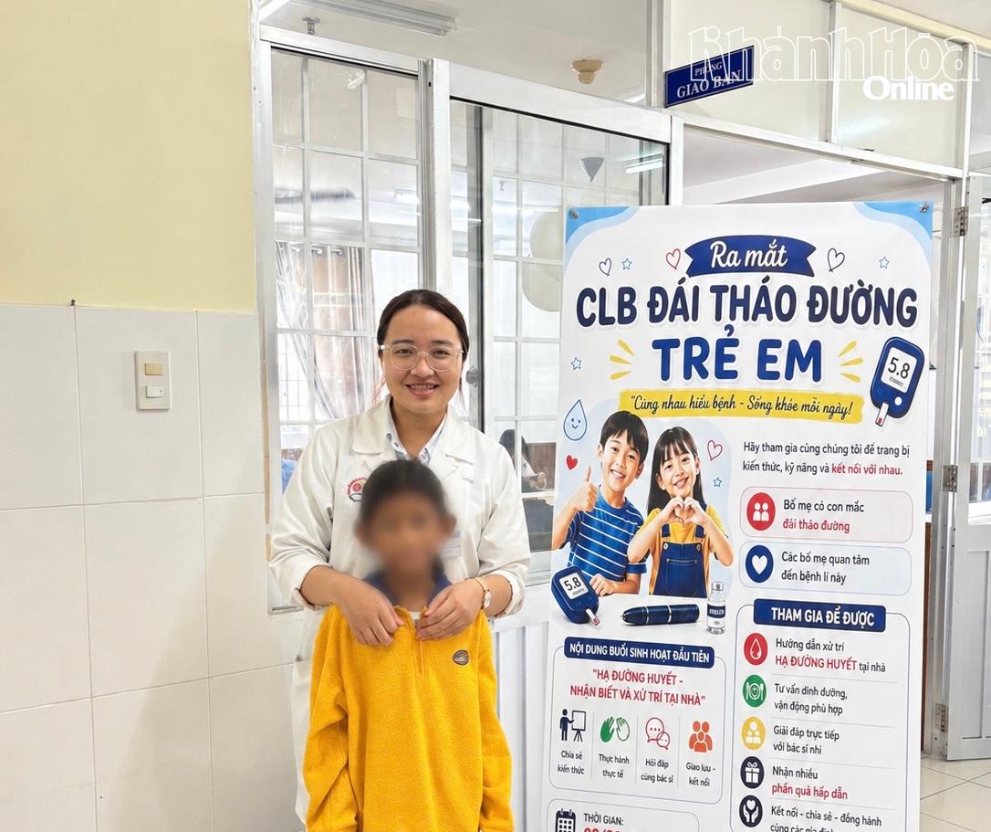 칸화 종합병원 소아과 의사가 클럽 모임에서 어린 환자를 진료하고 있다.
