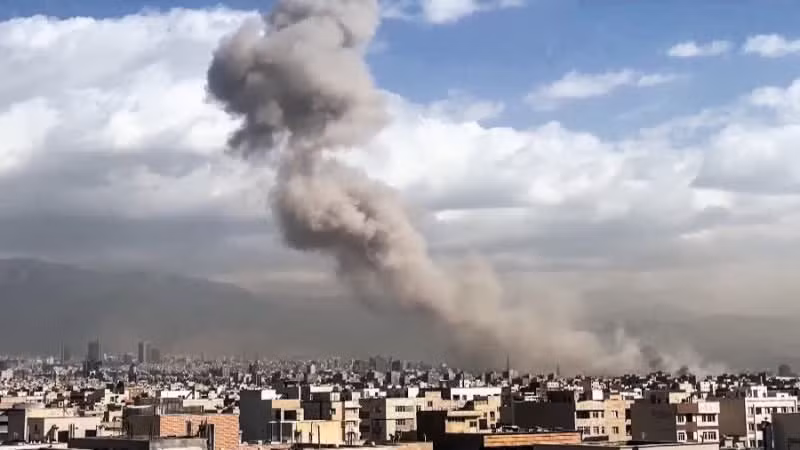 De la fumée s'élève après un raid aérien américano-israélien sur Téhéran, en Iran, le 28 février 2026. (Photo : ANI/VNA)