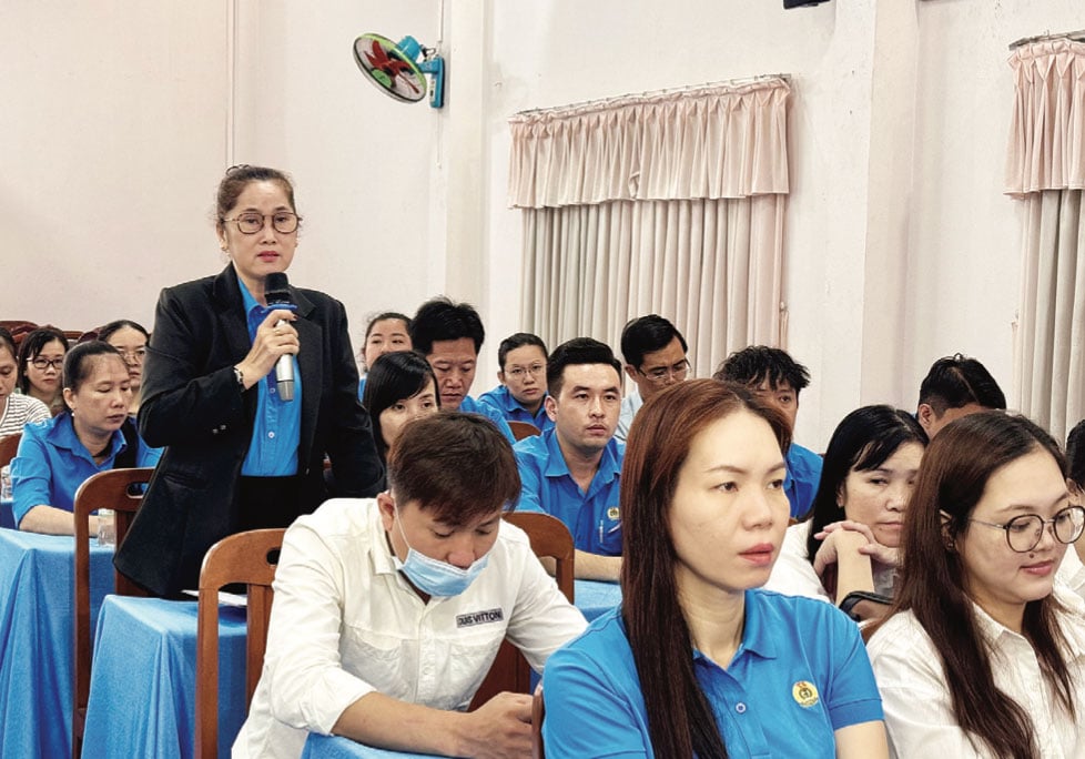 Bà Lâm Thị Ngọc Hà (đứng) luôn dành nhiều tâm huyết chăm lo đời sống đoàn viên, người lao động tại Công ty TNHH Tỷ Bách. Ảnh: HOÀNG LỘC