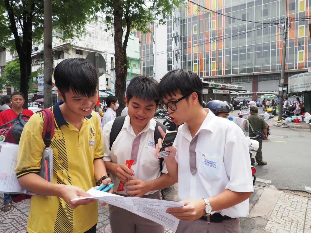 Thí sinh tại điểm thi Trường THCS Lý Phong (phường An Đông, TPHCM) sau khi kết thúc giờ làm bài môn tự chọn. Ảnh: THU TÂM.
