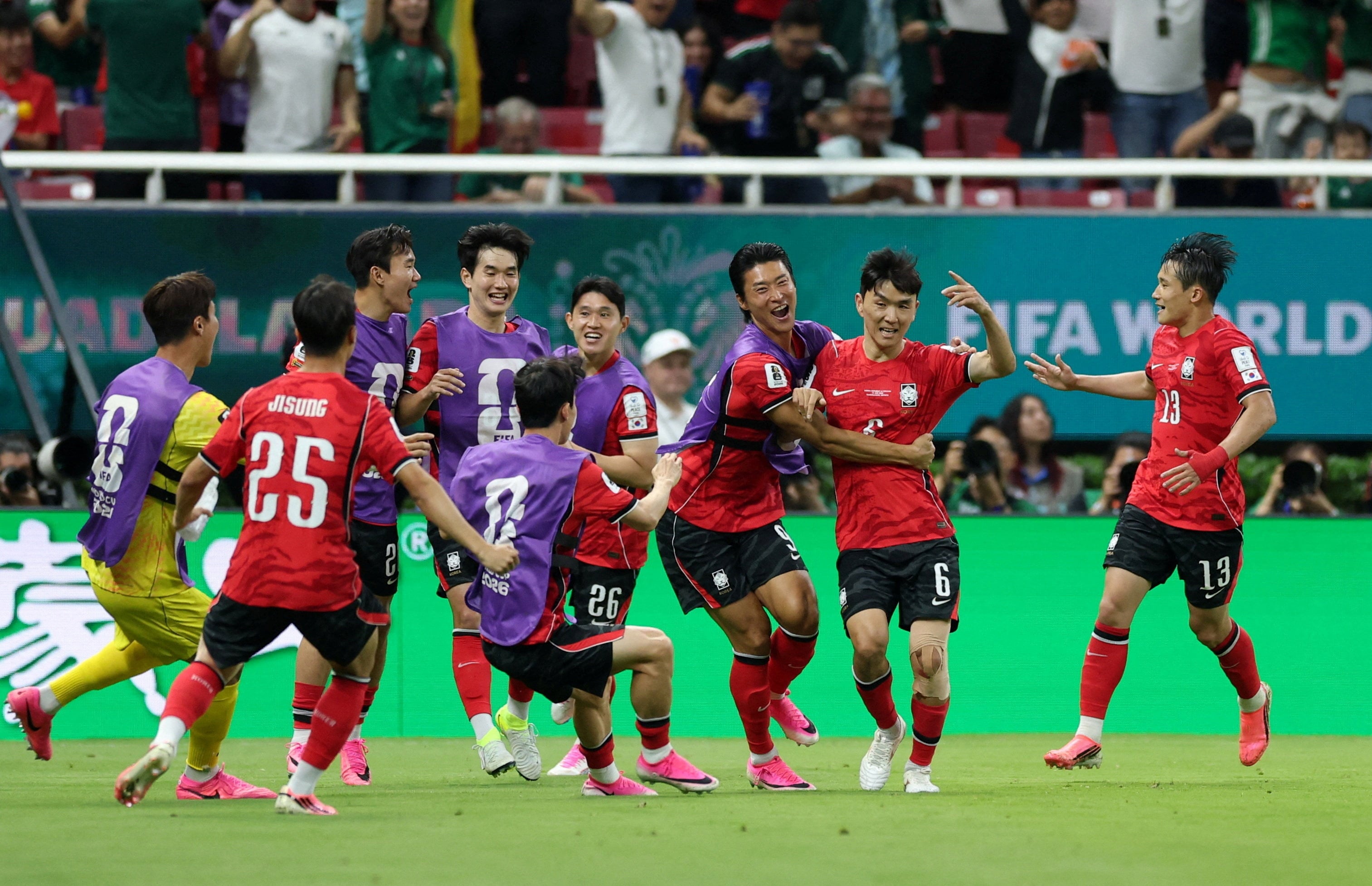 韓国代表チームは、チェコ共和国に対する逆転勝利の後、感情を爆発させた。